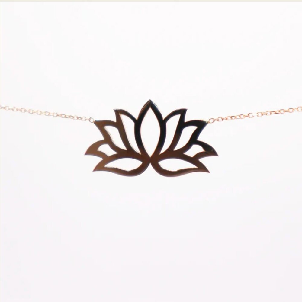 18k Gold Flower Necklace - Picture 7 of 8